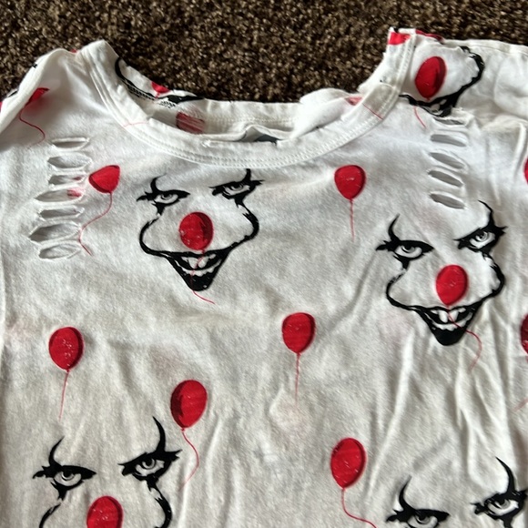 Women’s distressed Torrid IT movie Pennywise tee NWOT - Picture 2 of 3